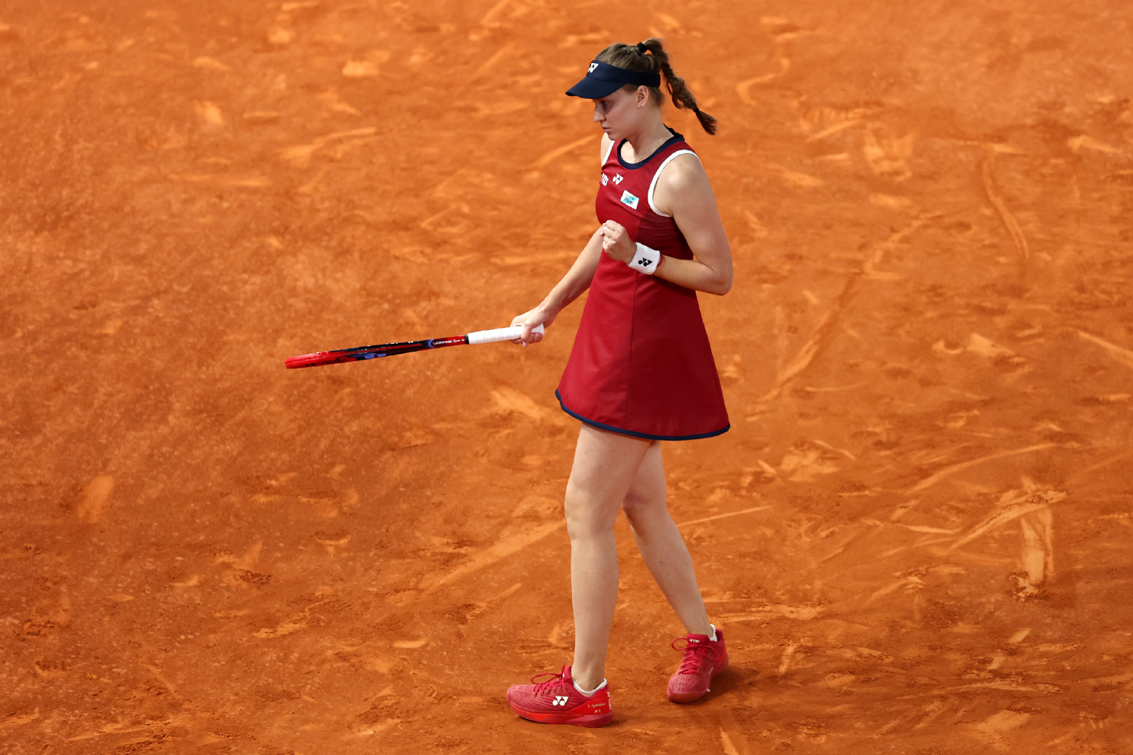 莱巴金娜再胜郑钦文！WTA1000马德里站第三轮焦点战，2号种子莱巴金娜克服落后