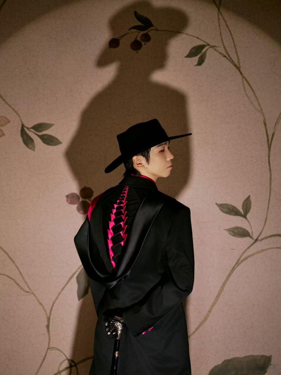 白举纲 戴帽子的男人与小狗 嘴角疯狂上扬ing！戴帽子的小白抱着小狗，画面软萌又