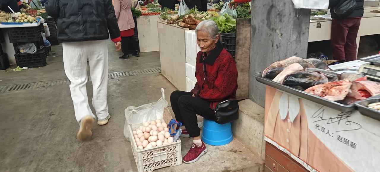 我这次回西双版纳，买土鸡蛋这两次就去小市场这个老太太手上买，她说话我差不多一句也