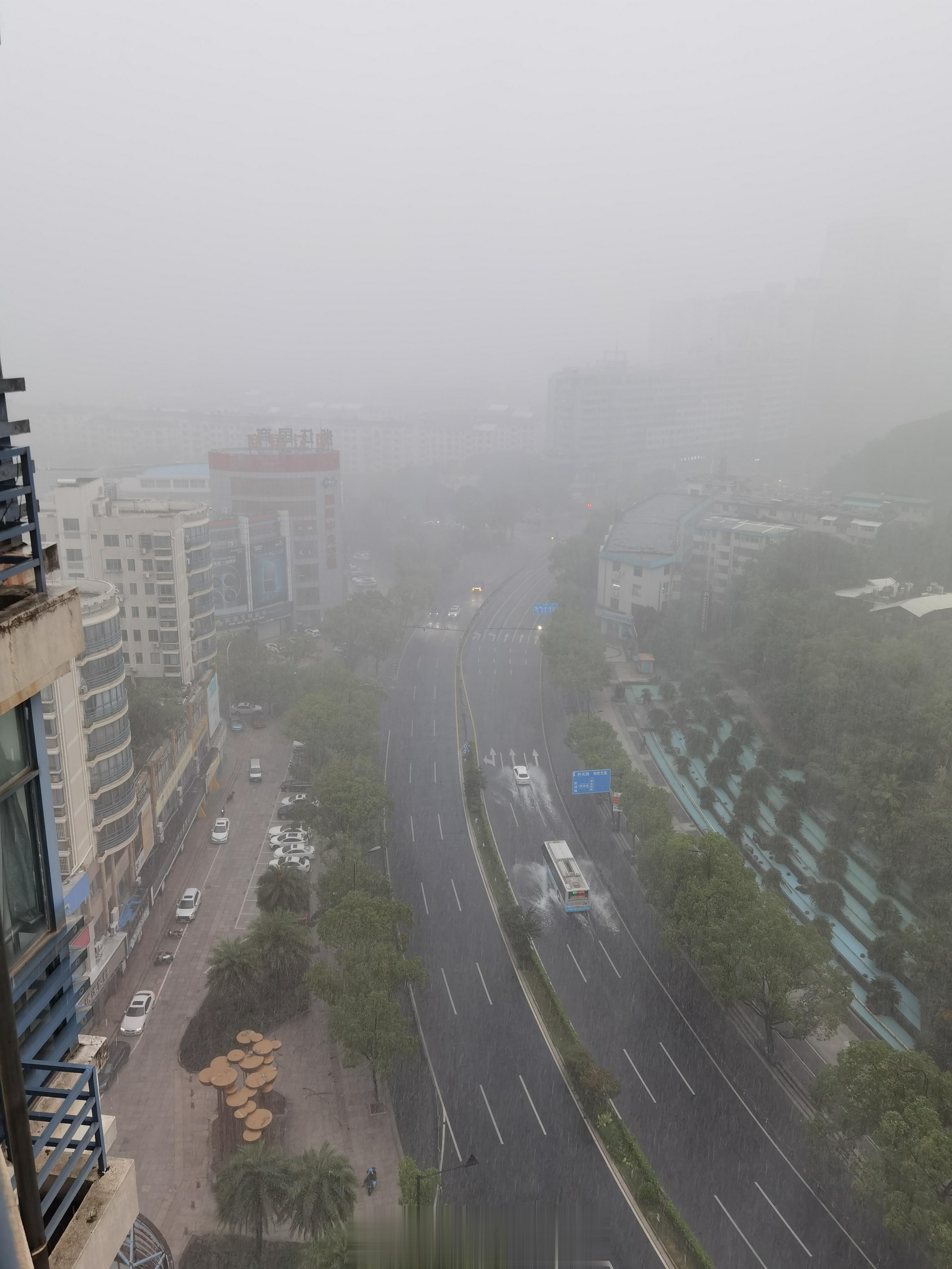 上午坐车来台州椒江时，就感觉有大雨。没想到是超级暴雨，还天雷滚滚[哆啦A梦吃惊]