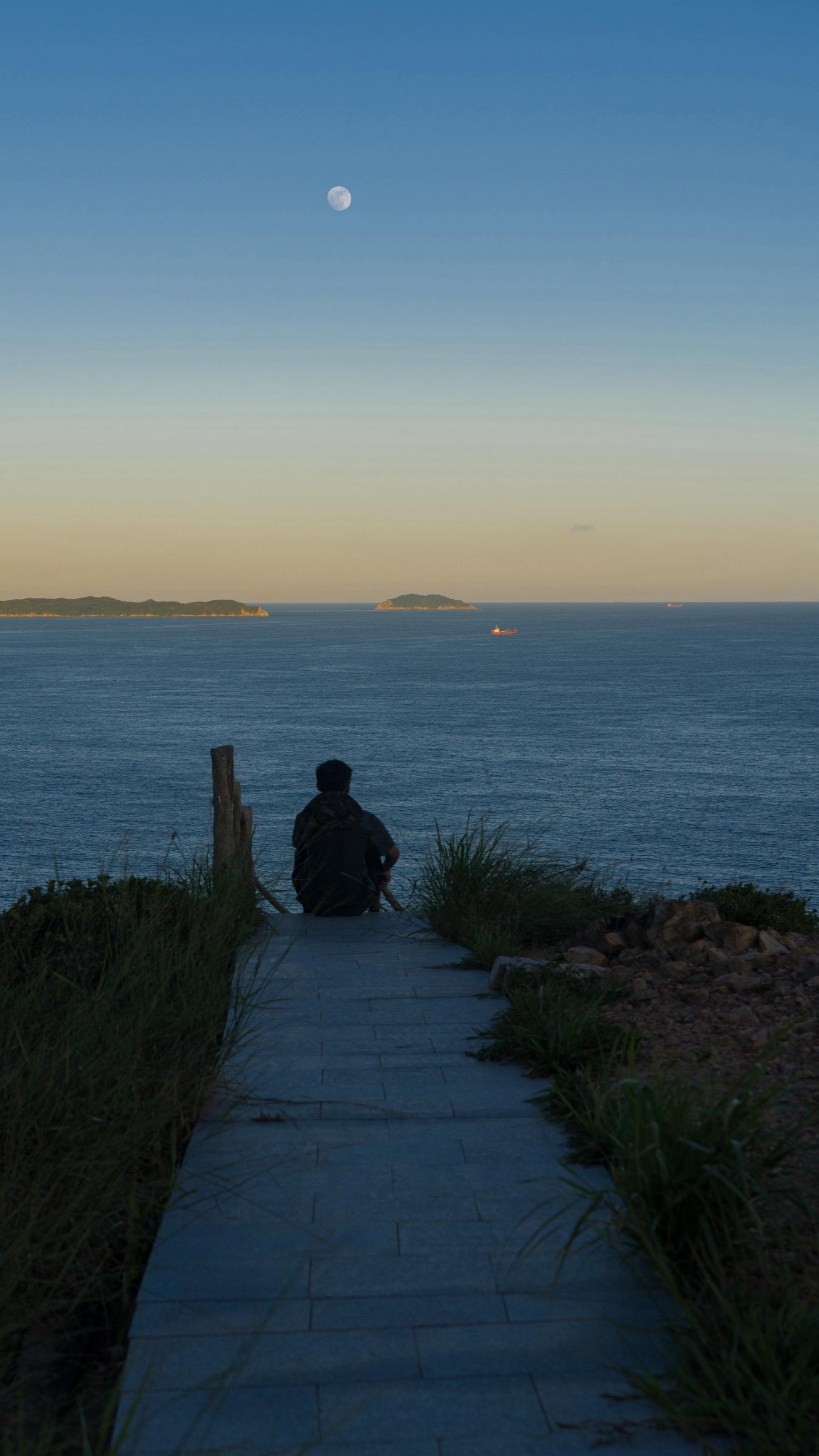 该怎么和你形容，那年我在深圳看过的海。“是回忆加了分， 其实当时没多幸...
