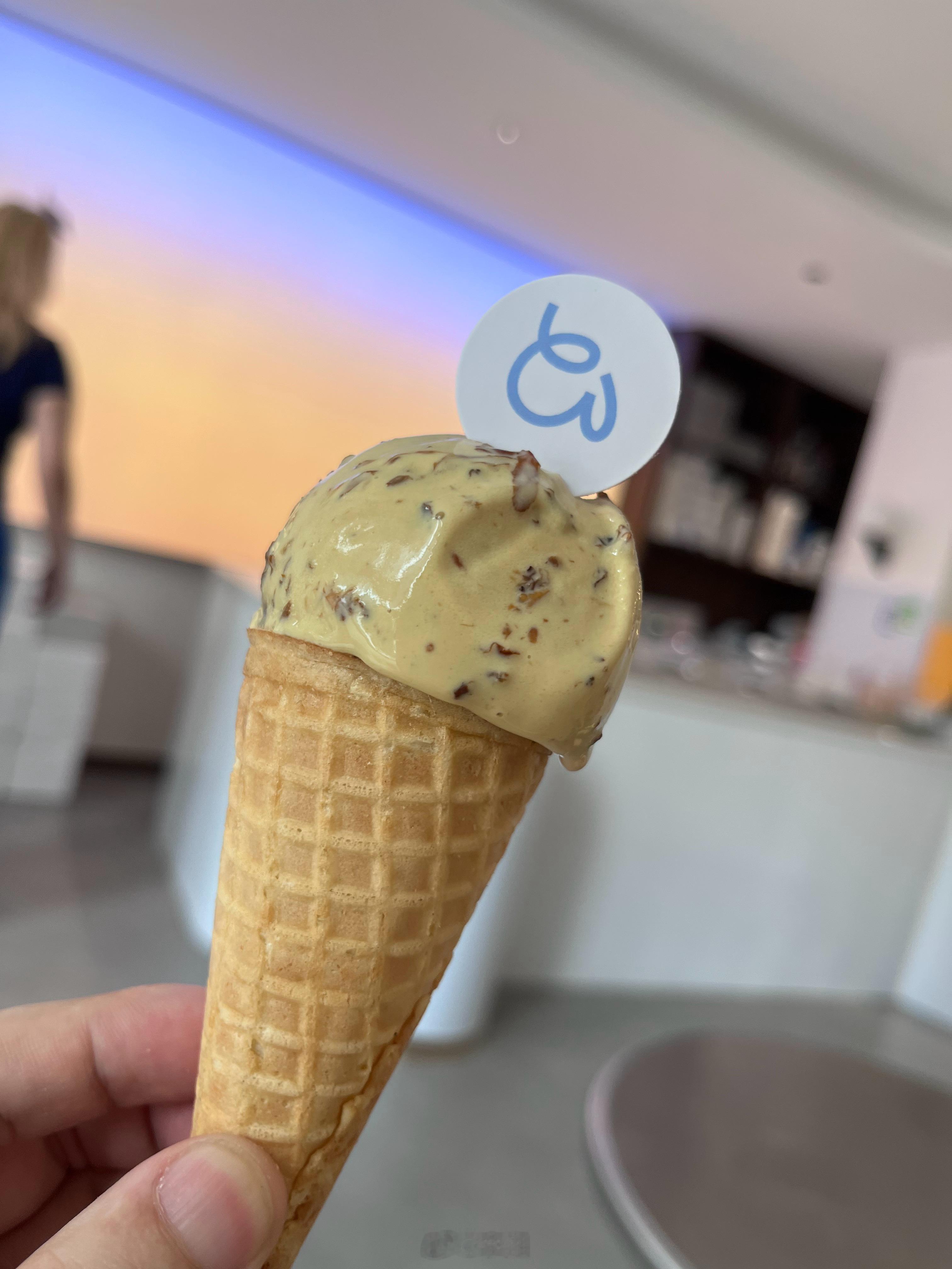 这家店叫Acaitopia。开在北辰三角洲E3区10729号。隔壁是一家理发店。