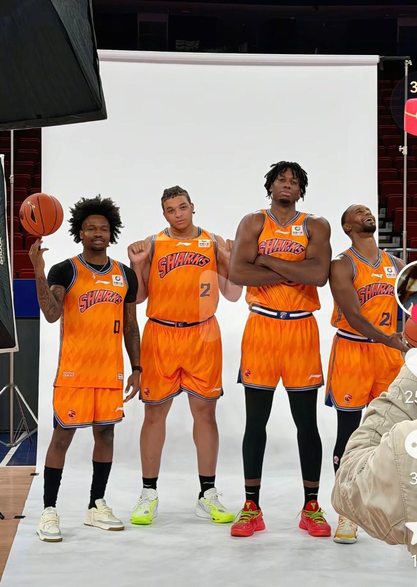 本赛季上海男篮阵容真的很强啊，上海男篮这样的状态真的是总冠军的大热门啊，真的是值