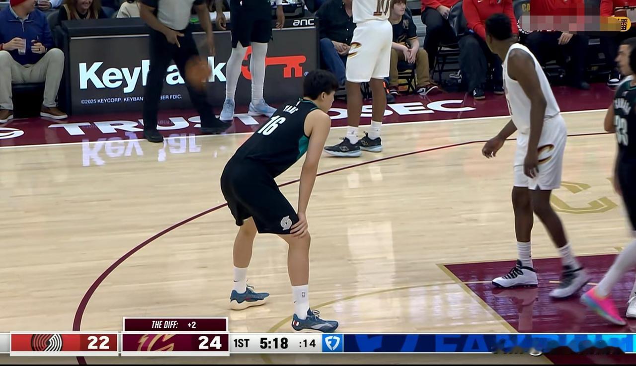 开拓者新秀杨瀚森真是太辛苦了！今天开拓者在客场以122：110力克骑士，此役杨瀚