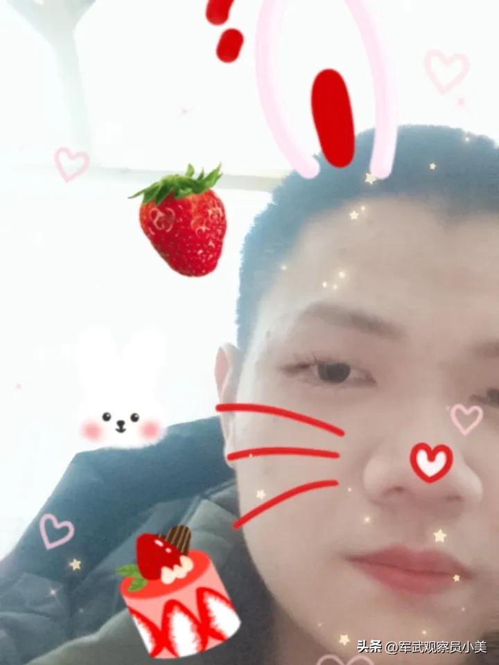 清晨被阳光晃醒时，窗帘缝里漏进的光都是暖金色的。
 
裹上厚毛衣踩进棉拖鞋，厨房