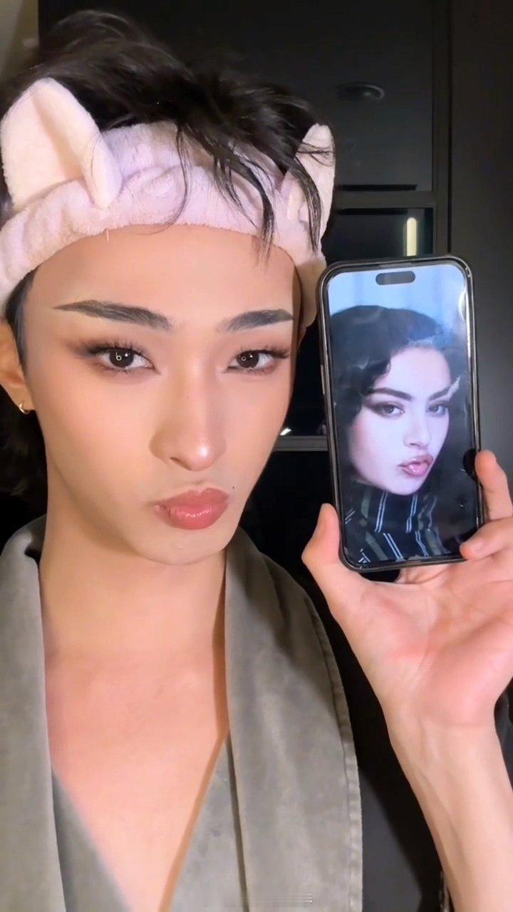 #伊能静儿子恩利自己化cos妆##恩利自己化cos妆#很美很好，做自己开心就好 