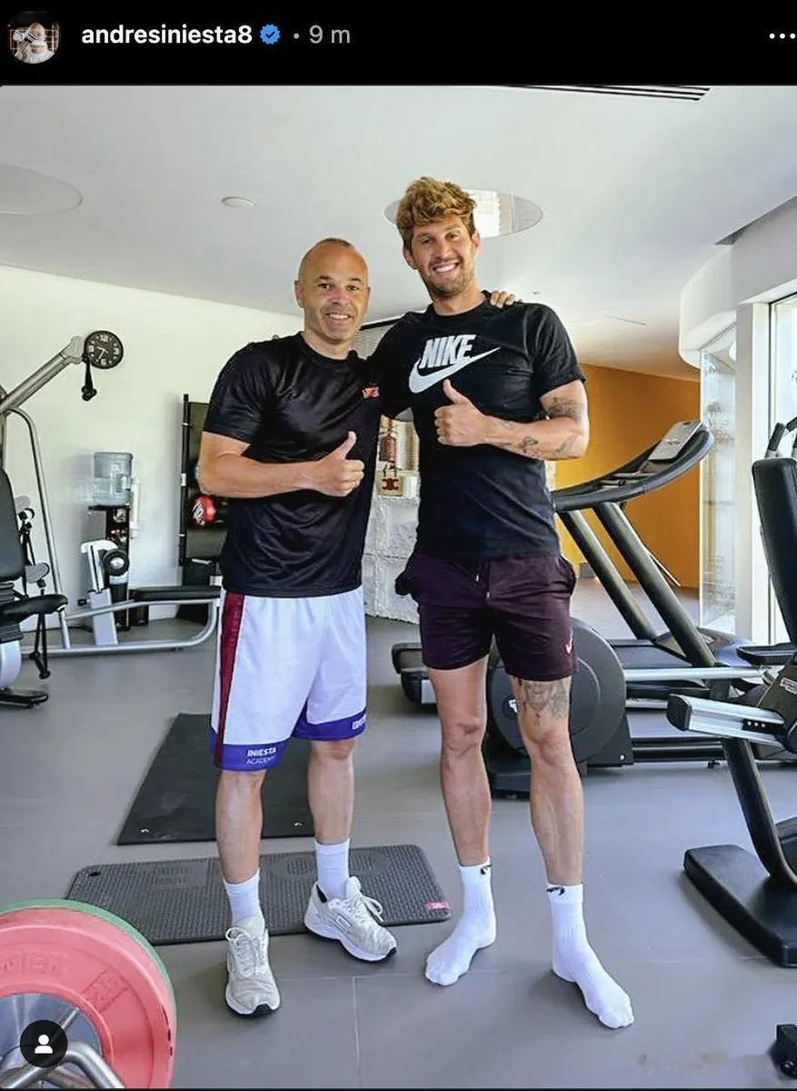 图评丨伊涅斯塔社媒晒与斯通斯合影：“假期也不停歇！伟大的John Stones，