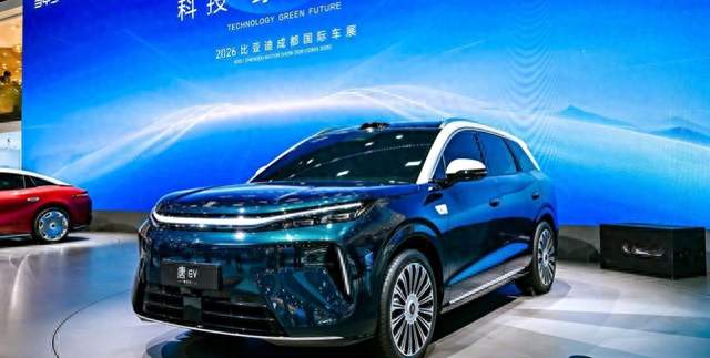 成都车展炸了！第三代唐把仰望的“压箱底”全掏出来了