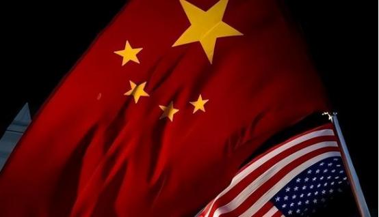 美国现在疯狂撕咬中国，想要置中国于死地，究竟是在害怕什么？根本不是怕中国军力追上