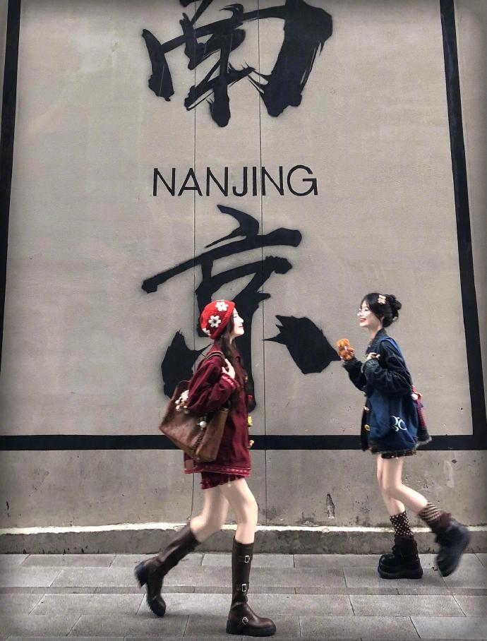 发现好多人不知道旅游景点打卡墙怎么拍 