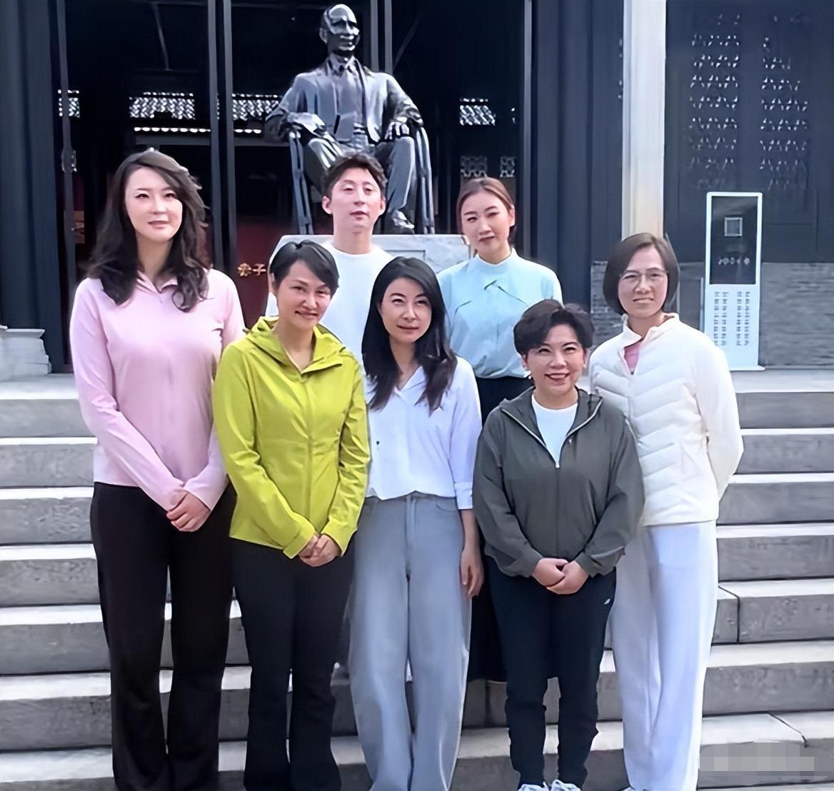 惠若琪、邓亚平、郭晶晶、林越、何雯娜等明星相聚时的情景，大家都穿搭的很朴实接地气