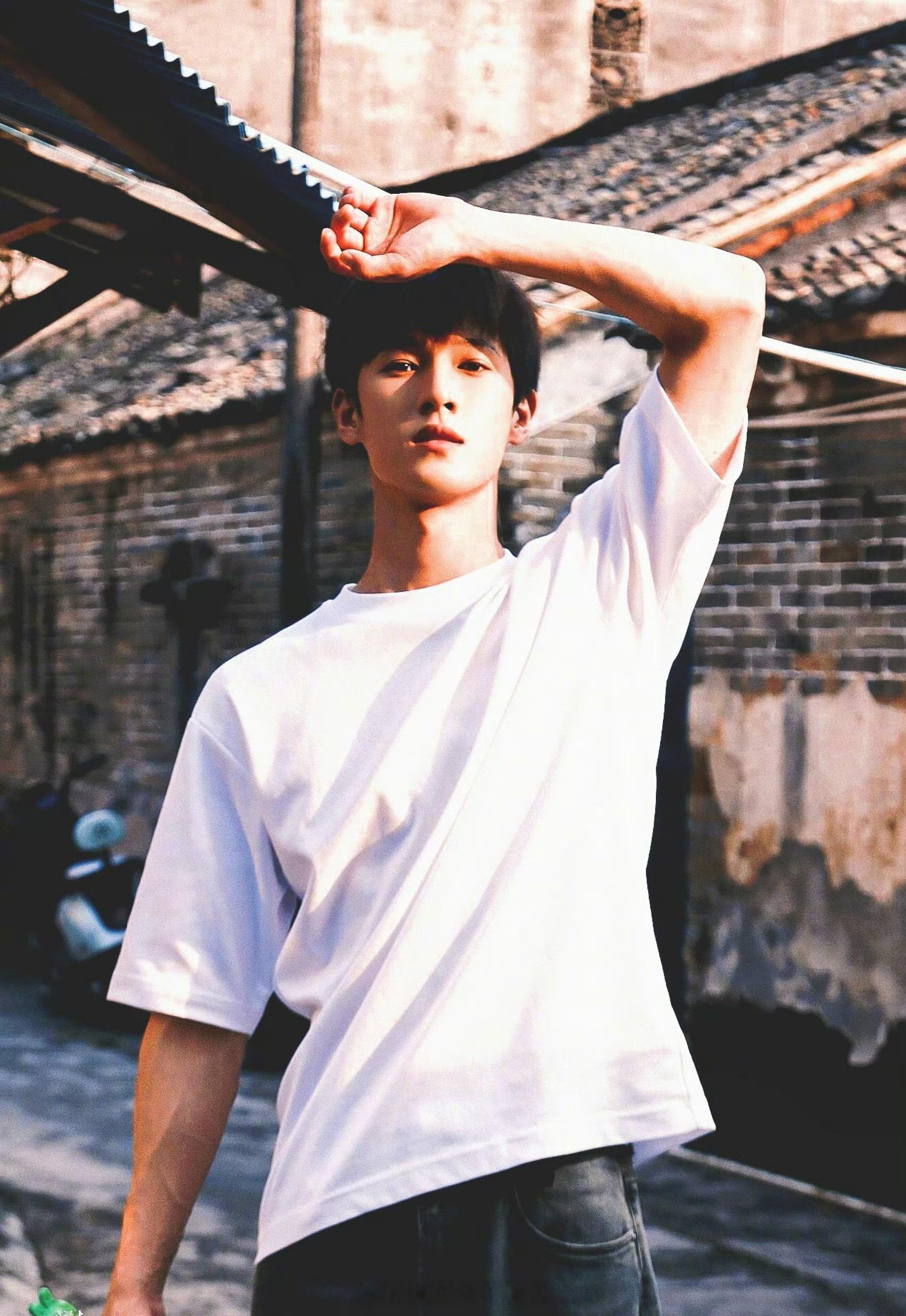 李昀锐穿白色衣服太好看了，干净清爽的学长