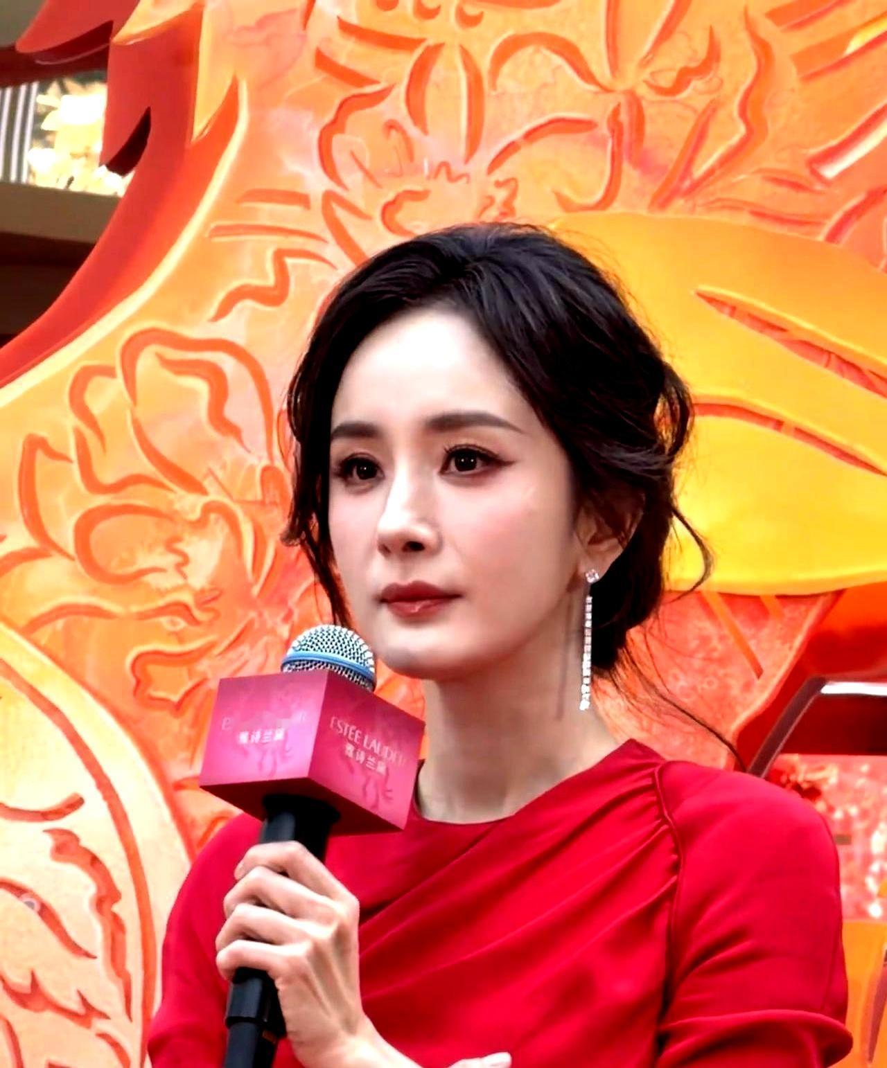 红毯上，杨幂39岁，白裙一穿，镜头全跟着她跑。年轻小花被衬得像个背景板。
 
她