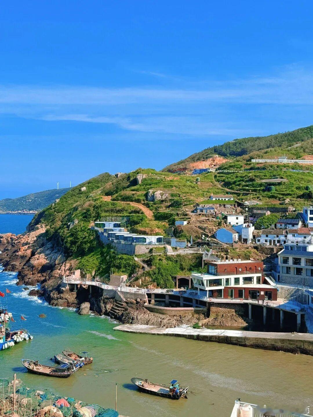 依山傍海的小渔村，碧海渔船错落民居 