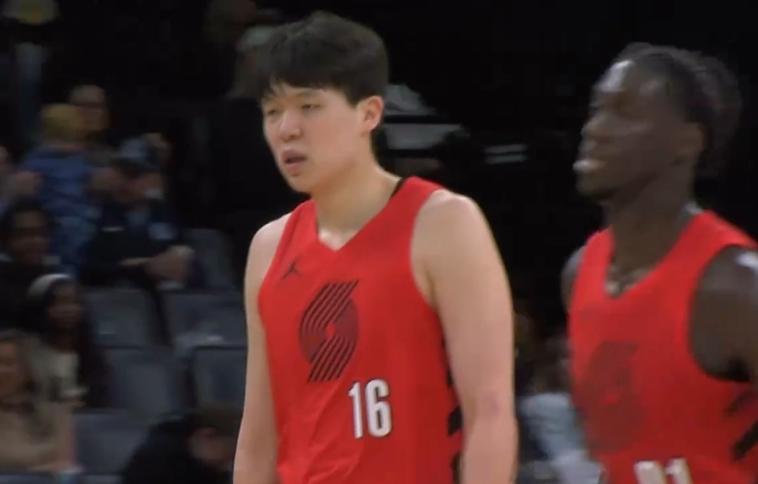 今天的杨瀚森有点迷茫啊，开拓者与灰熊的比赛中，杨瀚森职业生涯首次首发登场。在首发