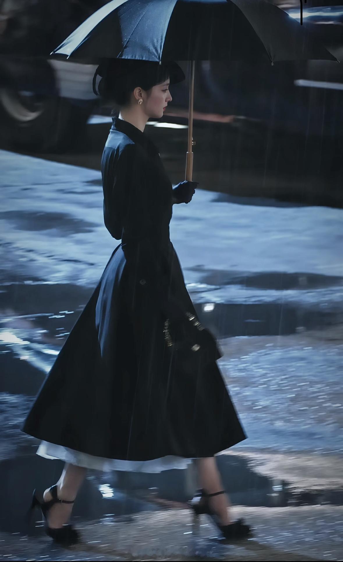 王楚然雨夜撑伞氛围感路透王楚然撑伞走这几步  好有感觉的一幕 ​​​