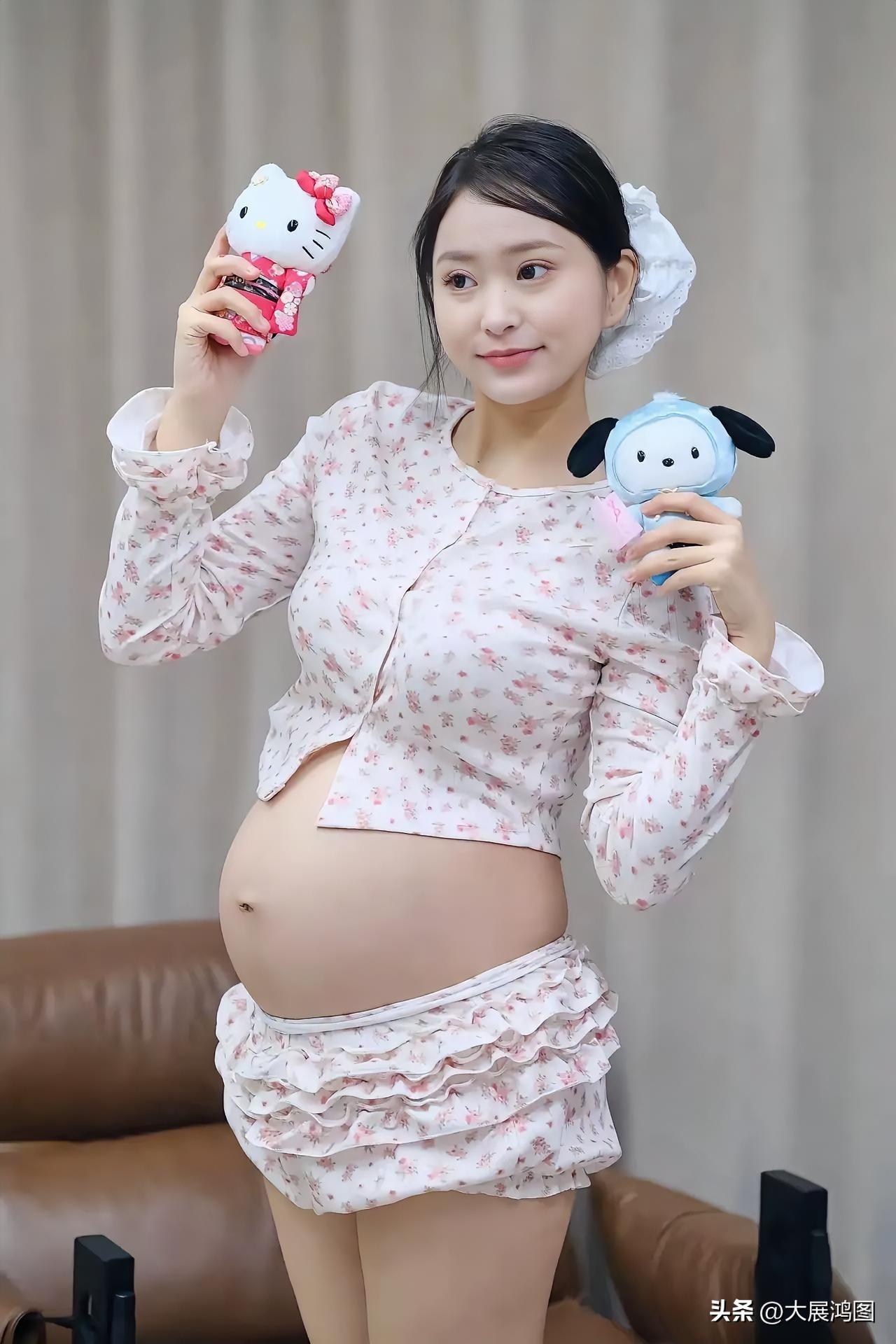 春日暖阳下，花影映笑颜。