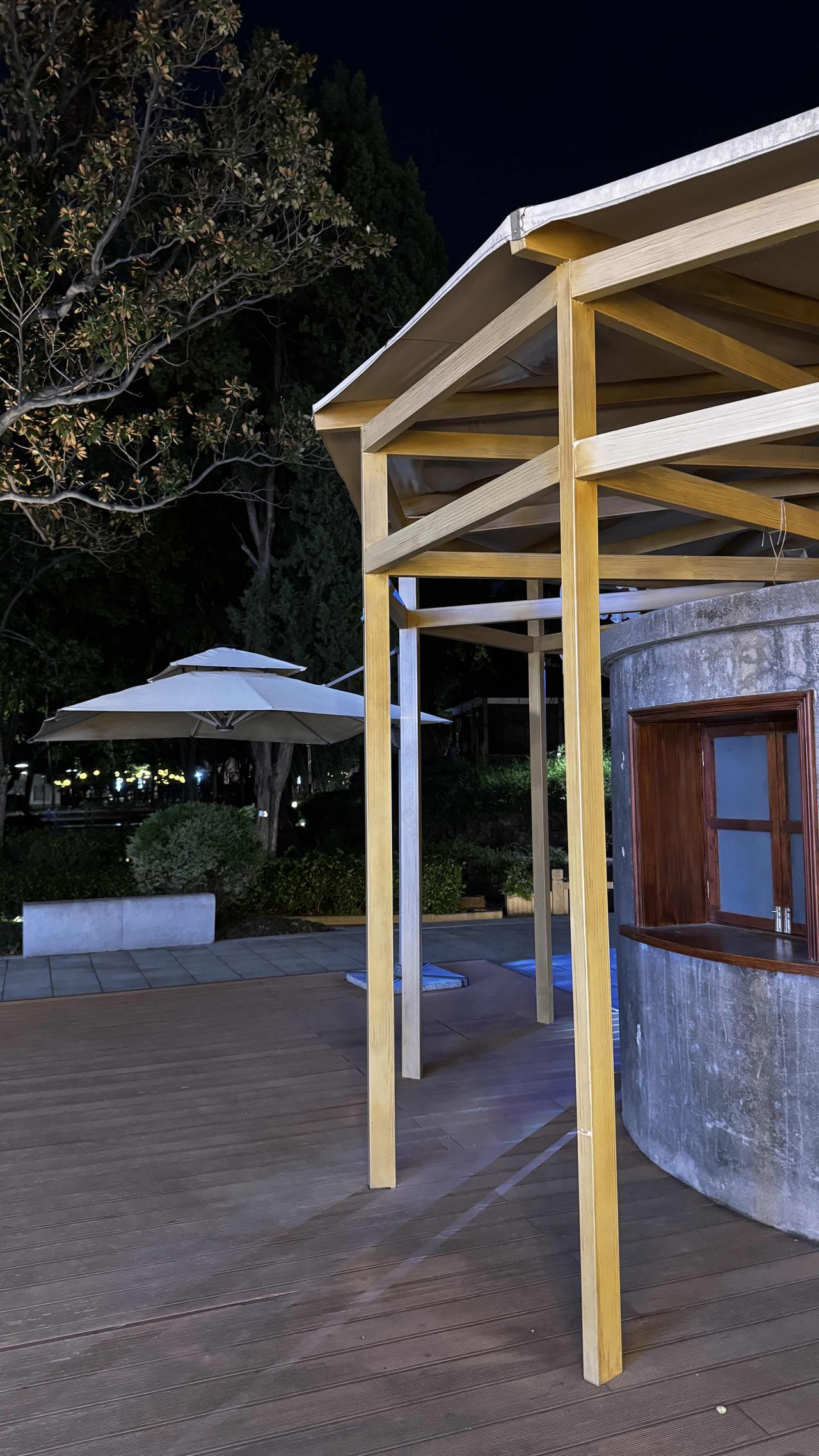 打卡生活周边夜景夜幕下的木质凉亭，静谧安然，尽显夜色温柔。
