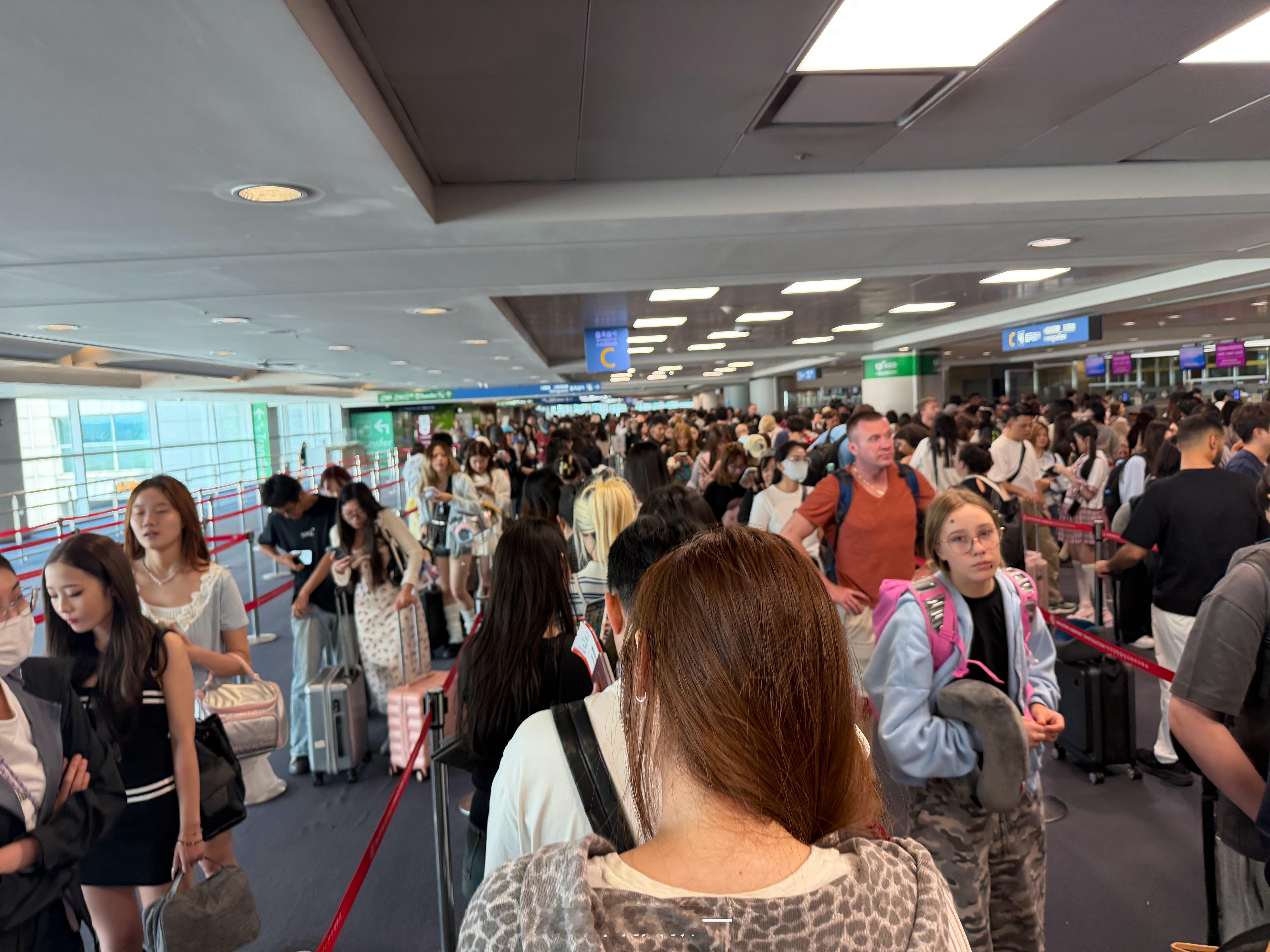 哭了，现在韩国旅游这么火吗？人山人海，一眼望不到头，估计要排一两个小时了。你们说