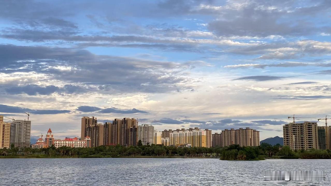 今天是5月2日，星期六，早安。   

人生最珍贵的，不是拥有多少财富，而是内心