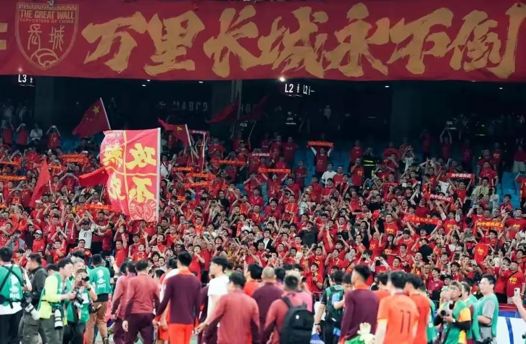 “无畏金兰，逆风翻盘，从世界杯亚军到大运夺冠，中国女篮用团队血性和硬核实力证明：