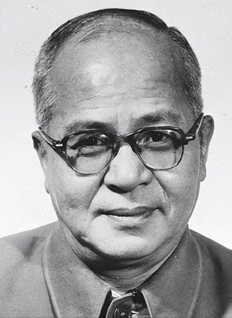 1969年，在北京刑场边的老槐树下，60岁的吴晗被粗绳捆在树干上，头发被一根根拔