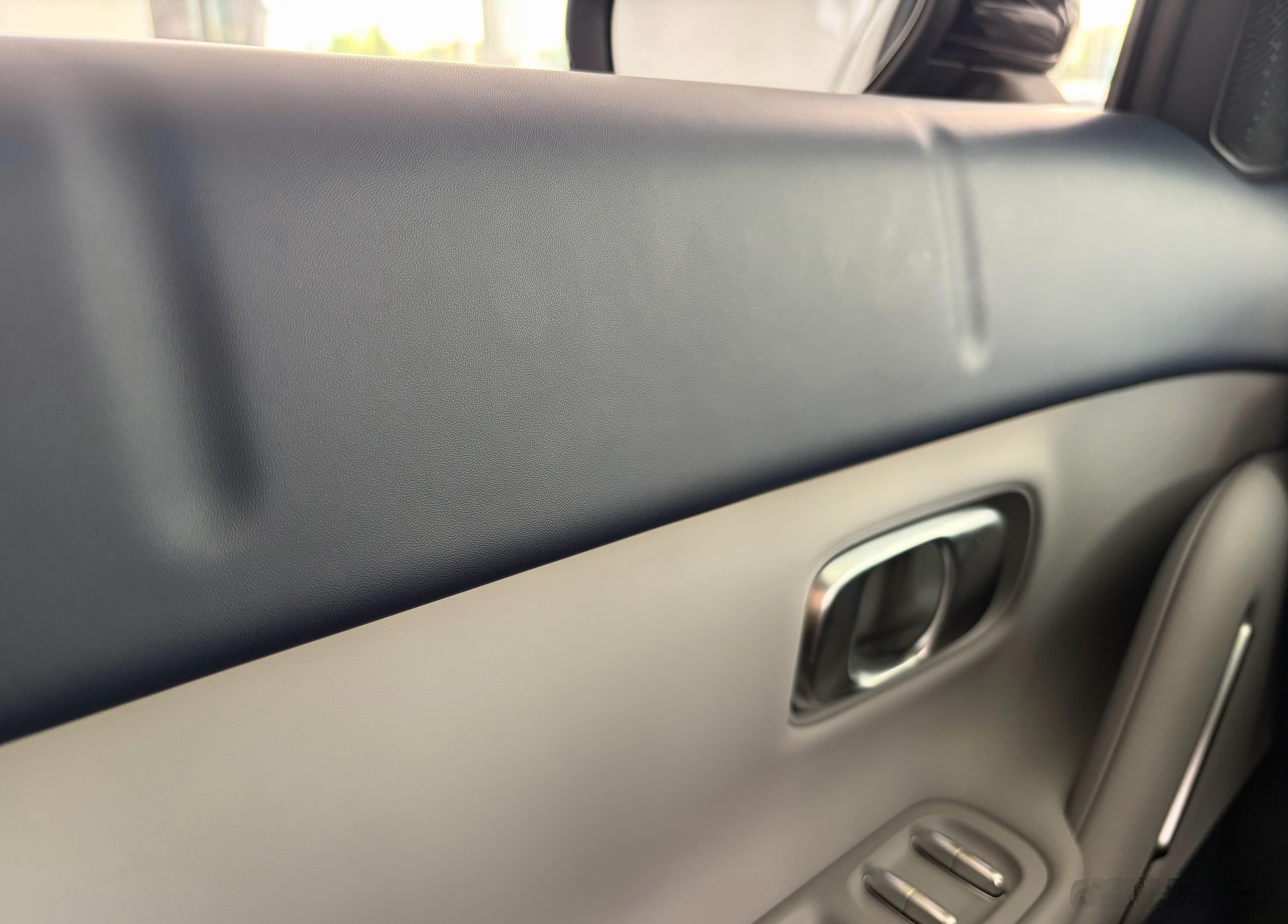 零跑A10有不少有意思的设计，就是不知道图三中，四个门边上这个凹进去的两条，为什