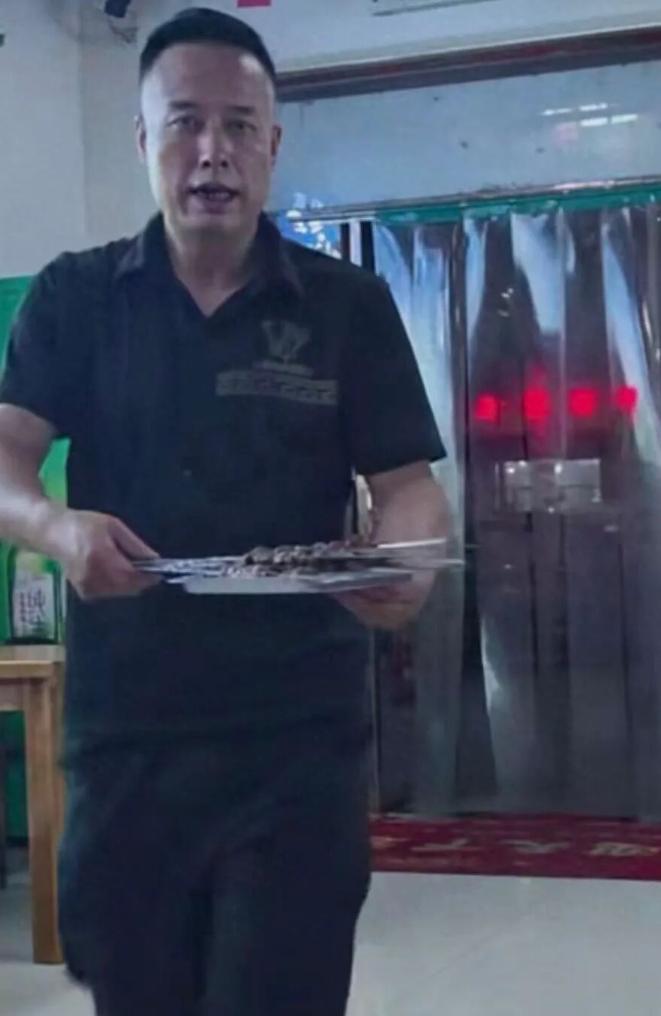 谁能想到！特斯拉大佬马斯克，竟然 “现身” 陕西铜川烧烤店，站在烤炉前翻烤肉串！