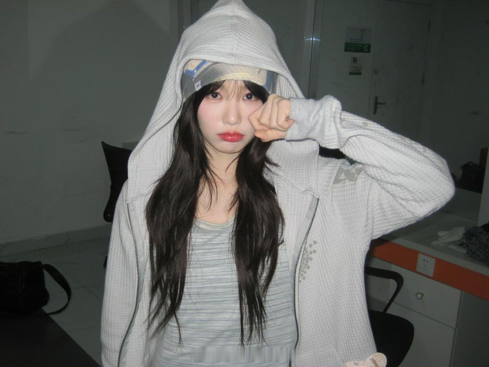 徐梦洁闻脚徐梦洁综艺上脱鞋闻脚乘风2026 徐梦洁也太放得开了，乘风练习完准备吃