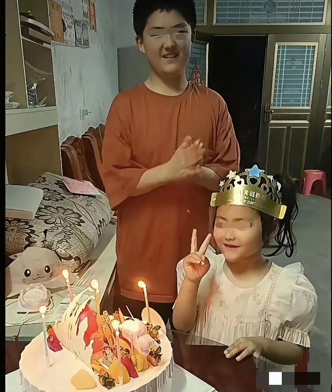 35岁的柳某某与佩佩家住在一栋楼，她住2楼，佩佩家在3楼。柳某有一双儿女，长相都