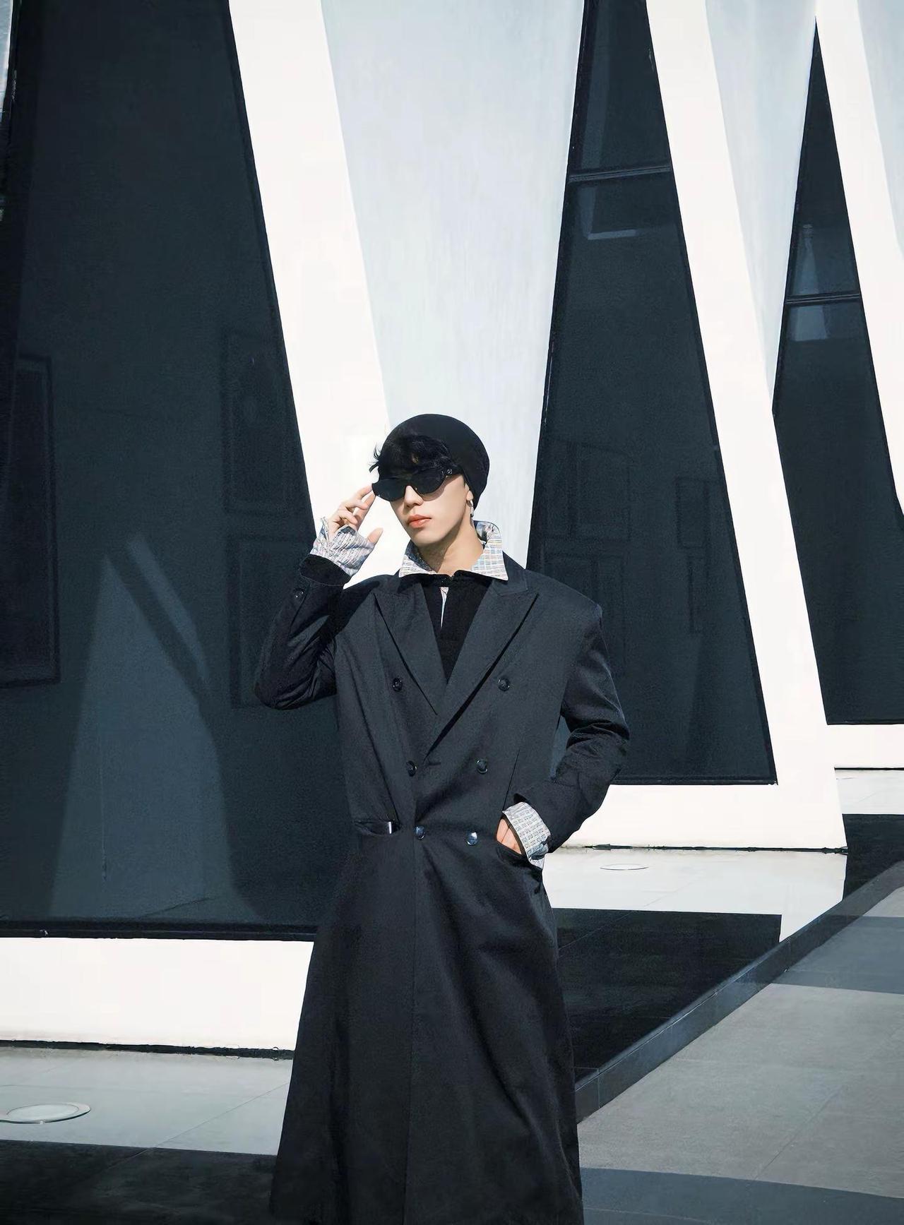 只实现了带黑墨镜