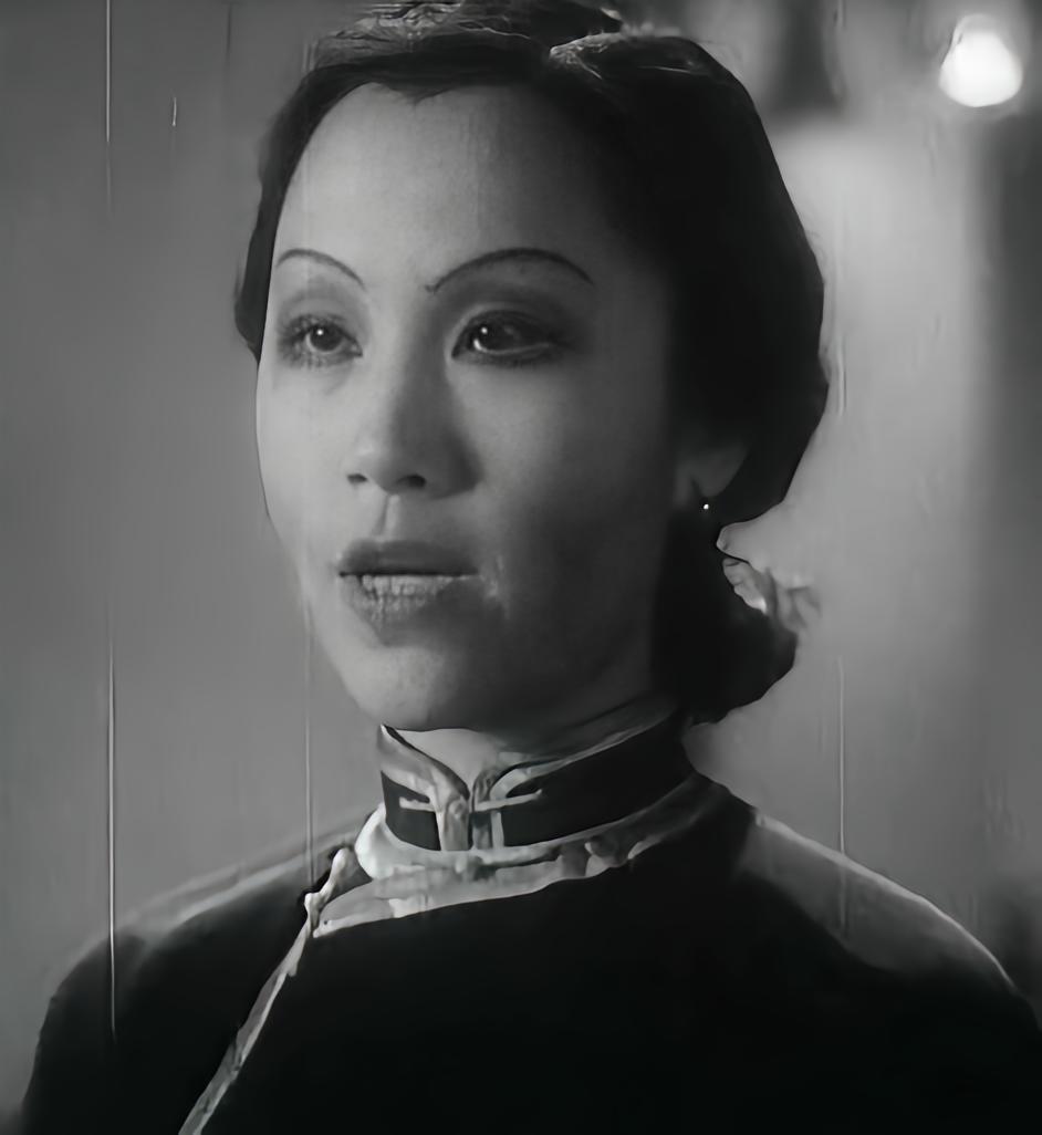 谈瑛（1915年-2001年2月3日），原名谈素珍，是一位电影演员，1915年出