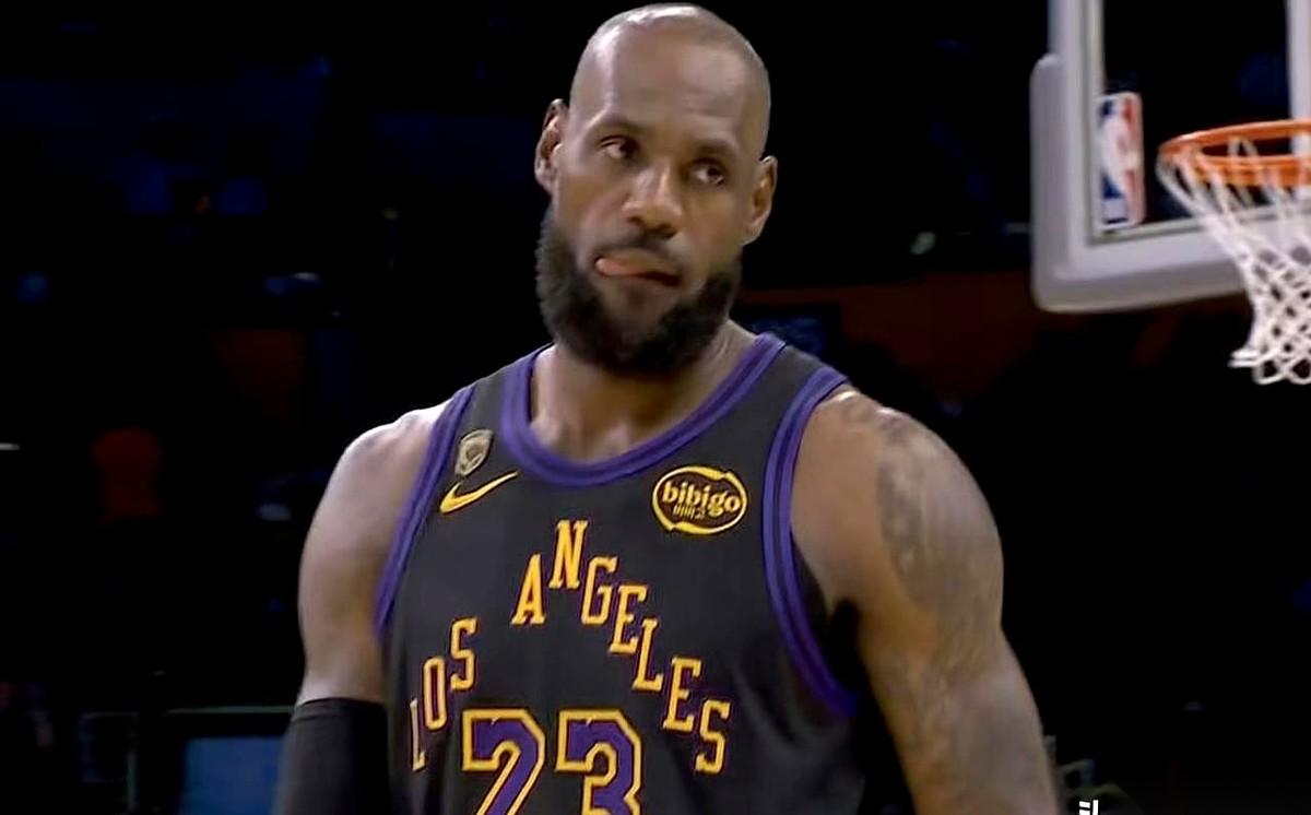 湖人对阵火箭的系列赛，大比分已经来到了2-0。现在满屏的头条都在夸斯玛特和肯纳德