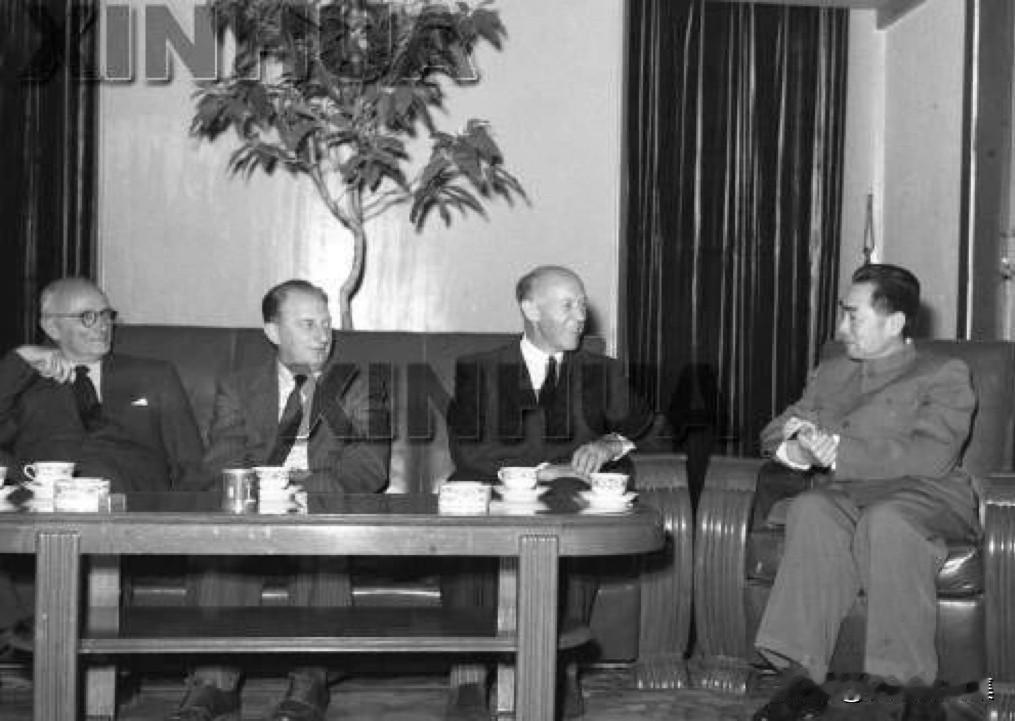 【周总理历史上的今天——5月19日】
1956年5月19日，周恩来总理接见澳大利