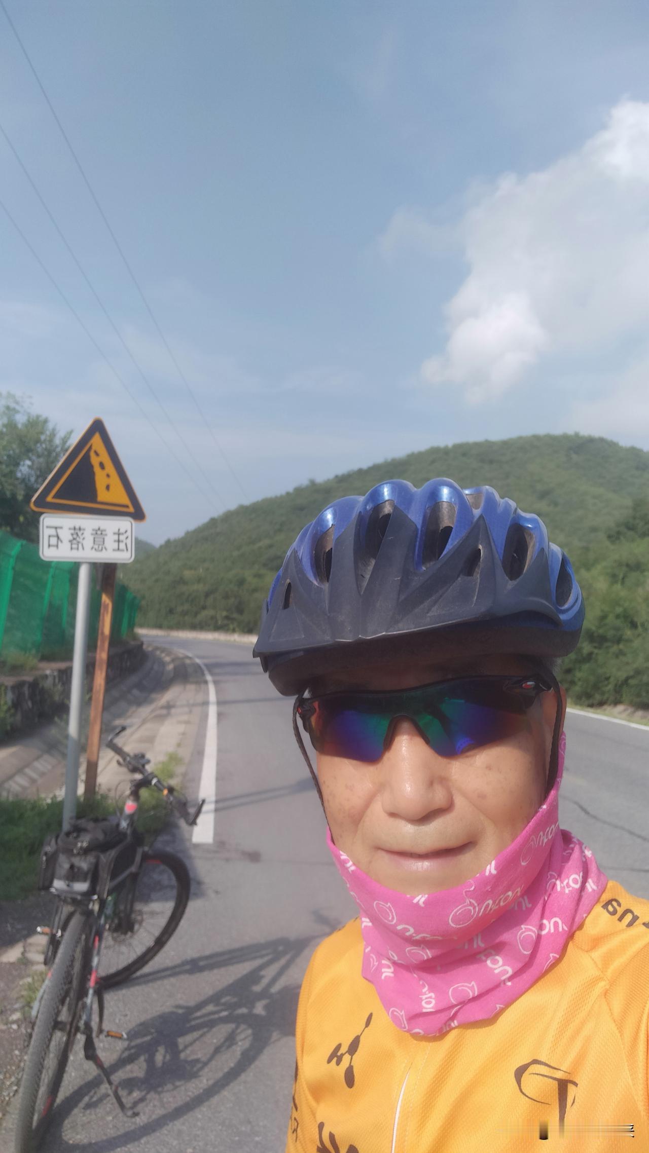 北京最近的天气真是可人，晚上下雨白天晴，今天一高兴又去门头沟爬山。先在潭谷商圈转