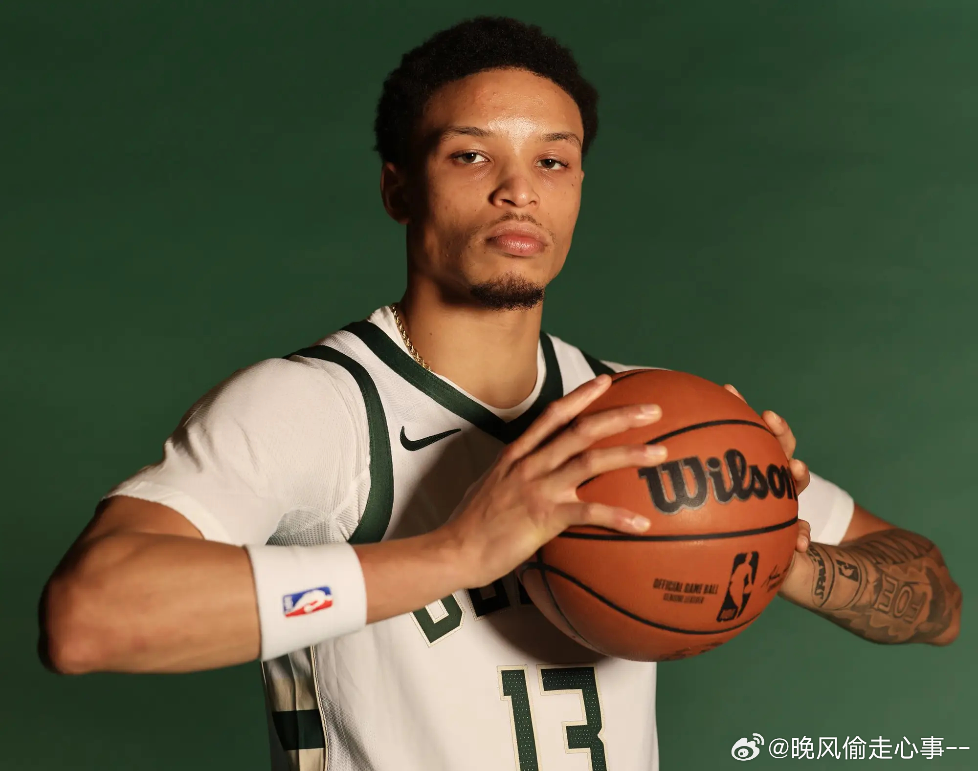 NBA更新官方社媒，晒照祝雄鹿后卫莱恩-罗林斯24岁生日快乐。nba 25-26
