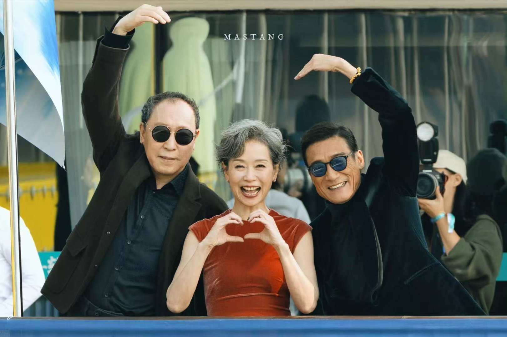 梁家辉叶童倪大红比心合照梁家辉叶童倪大红合照梁家辉叶童倪大红合照，真好，可以可以