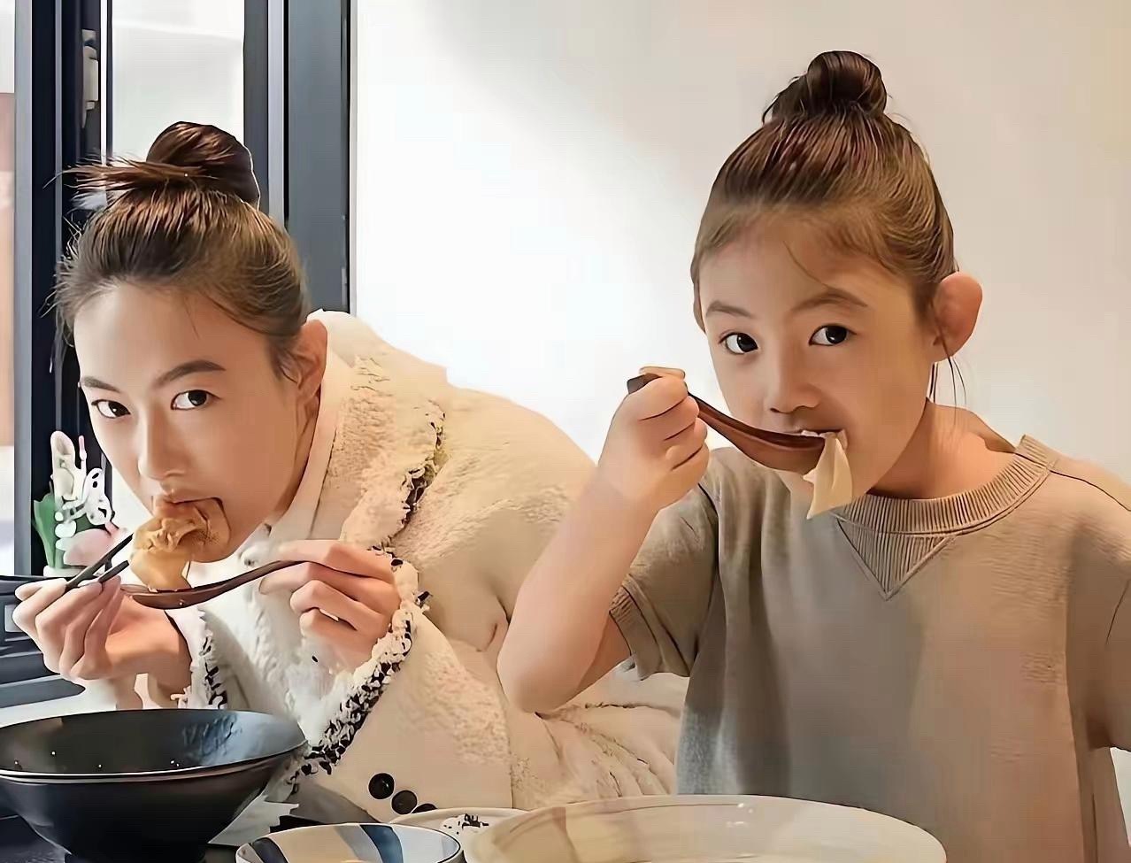 陈冠希女儿Alaia和秦舒培简直复刻脸，我看完直呼太神奇，Alaia和妈妈秦舒培