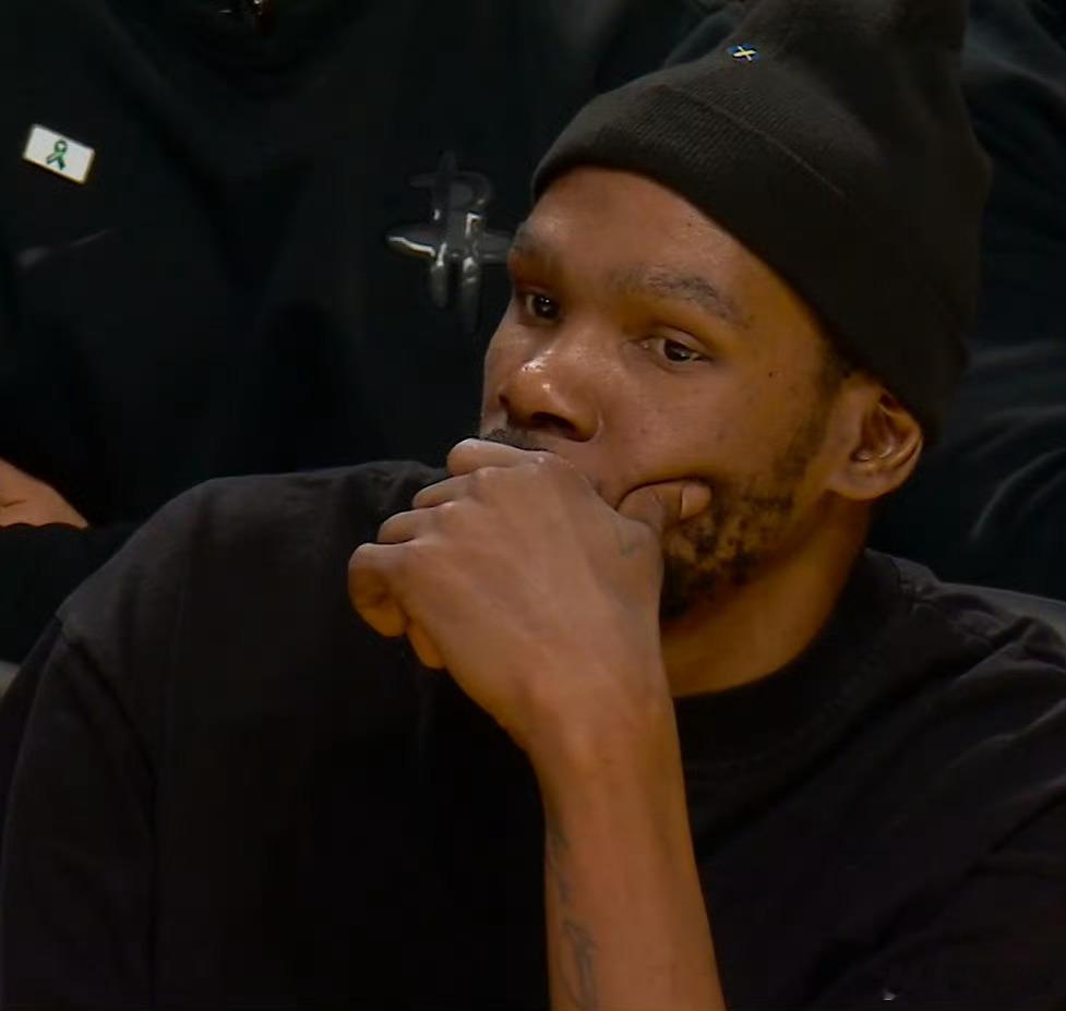 肯纳德再进一记三分！！！艾顿+斯玛特双掩护后最准的一点 镜头给了杜兰特，太懂了 