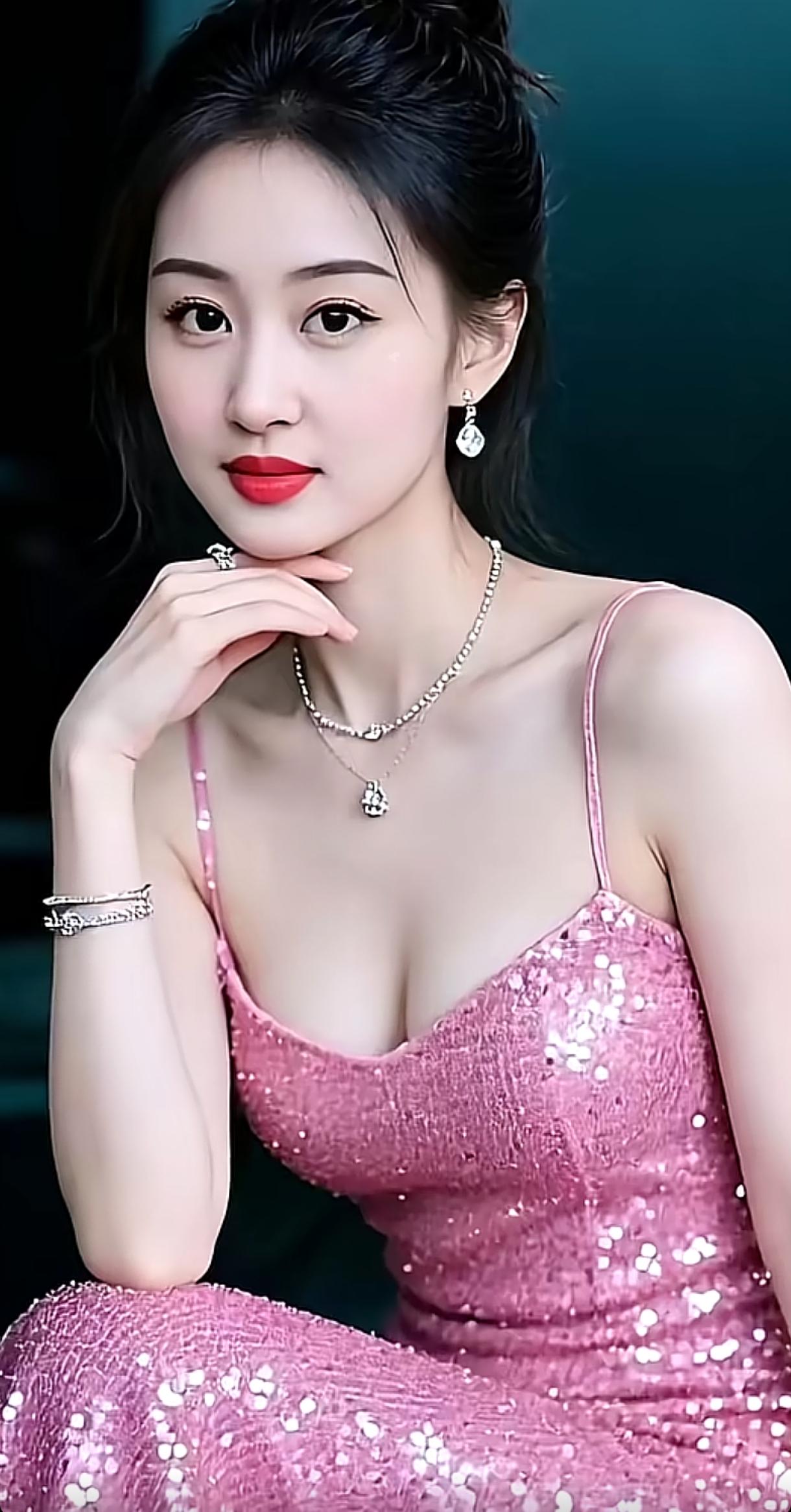 优雅红唇，闪耀粉裙，气质女神，魅力无限！💄✨👗今日分享随手拍照片 粉裙微笑写