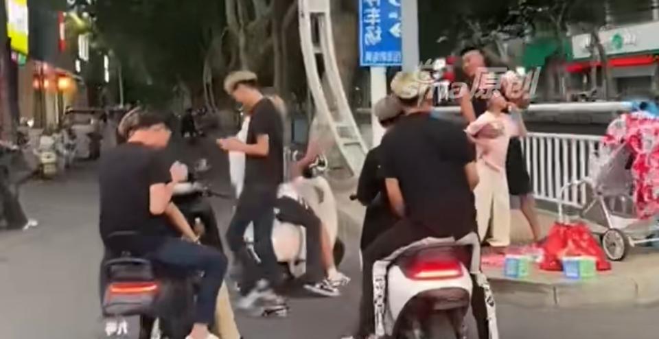 打破所有刻板印象！河南新乡几位留着黄发的小伙，结伴骑电动车出行时，看到路边带着孩
