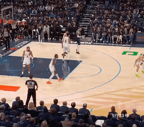 亚历山大犯规不吹！
今天虽然罚球少
但下面这个沉肩撞人不吹
还是有裁判护体
这个