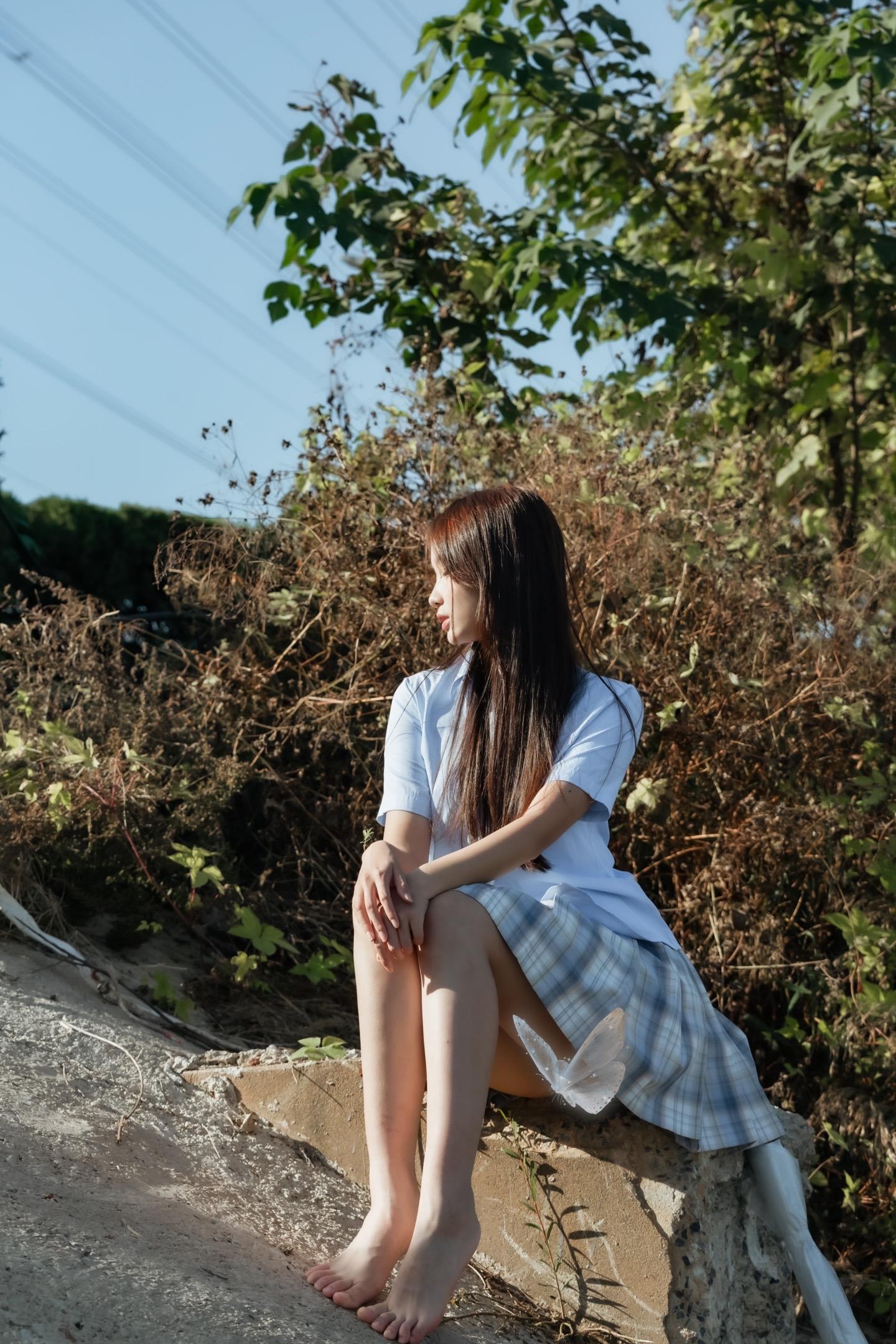 阳光沁透｜ 少女心。《jk少女写真》
摄影师：丁子墨
模特： 
摄地点：武汉 江夏汤逊湖
拍摄器材：佳能5D3  适马24-70镜头