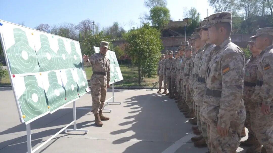 义务兵在部队的发展机遇主要集中在留队转士、考学提干、技术培养、比武立功及荣誉争取
