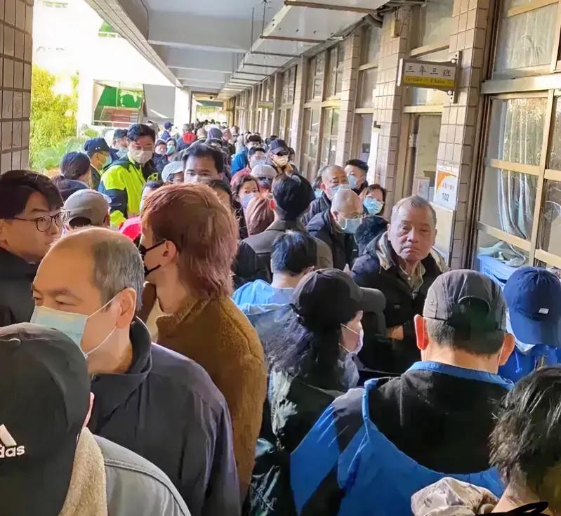 今天台湾省投票选出领导人
从岛内传出的照片来看，可以说是人山人海，投票时间从上午