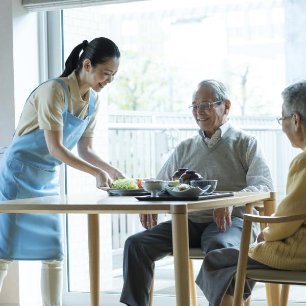 第一次听说“外包儿女”服务，查了一下，愿来是临时充当儿女给老人壮胆发声。
以前听