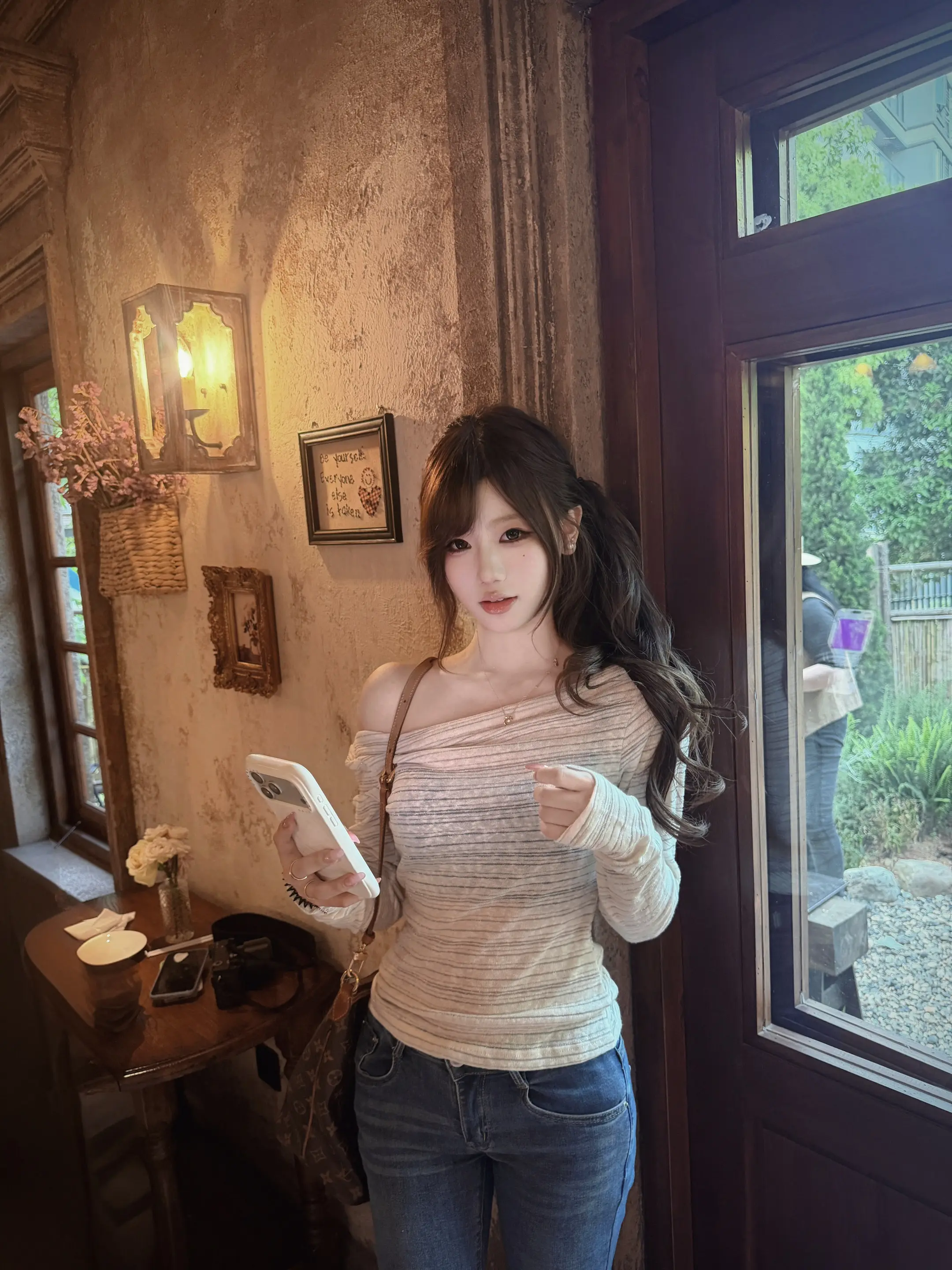 我明白我的肩膀不够有力 却依然想要安慰到你