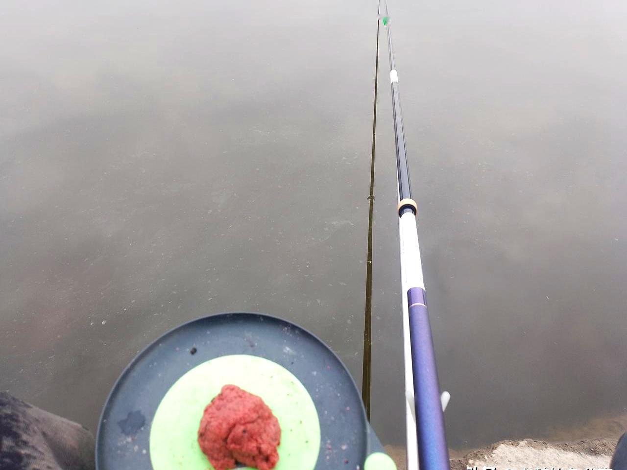 越怕跑鱼线越粗，结果口都没有。
 
冬天鱼的嘴巴张得小，吸食也轻。你用粗线，它一