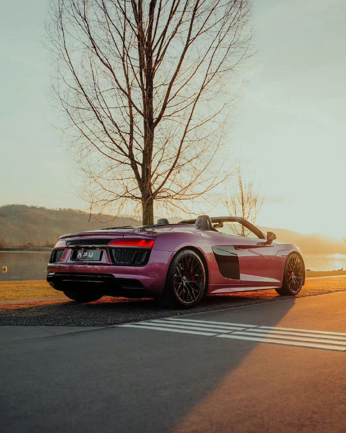 奥迪 R8 V10 Spyder 敞篷登场，流畅线条搭配经典造型，整车格调拉满，