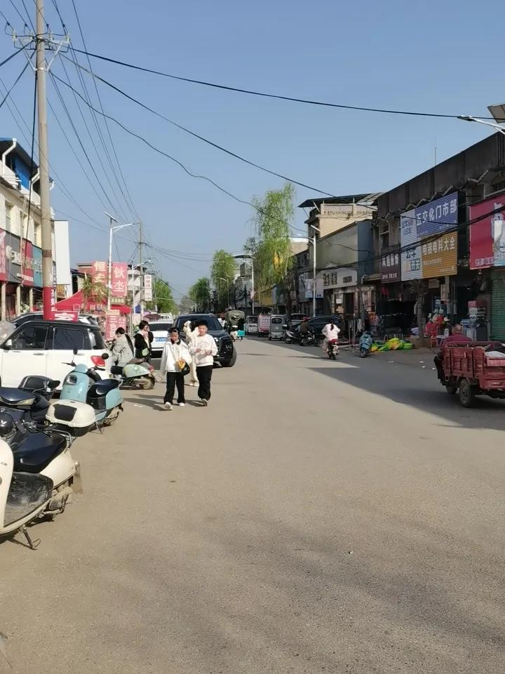 晴光漫街风轻漾，寻常烟火亦动人，随手一拍入画中。